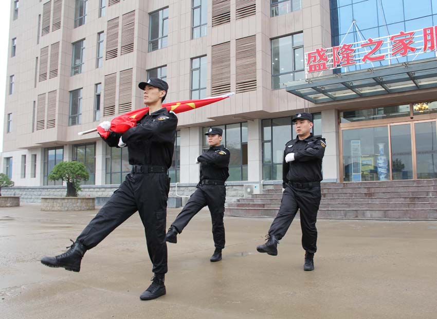 公司在工业园隆重举行第一次升旗仪式！