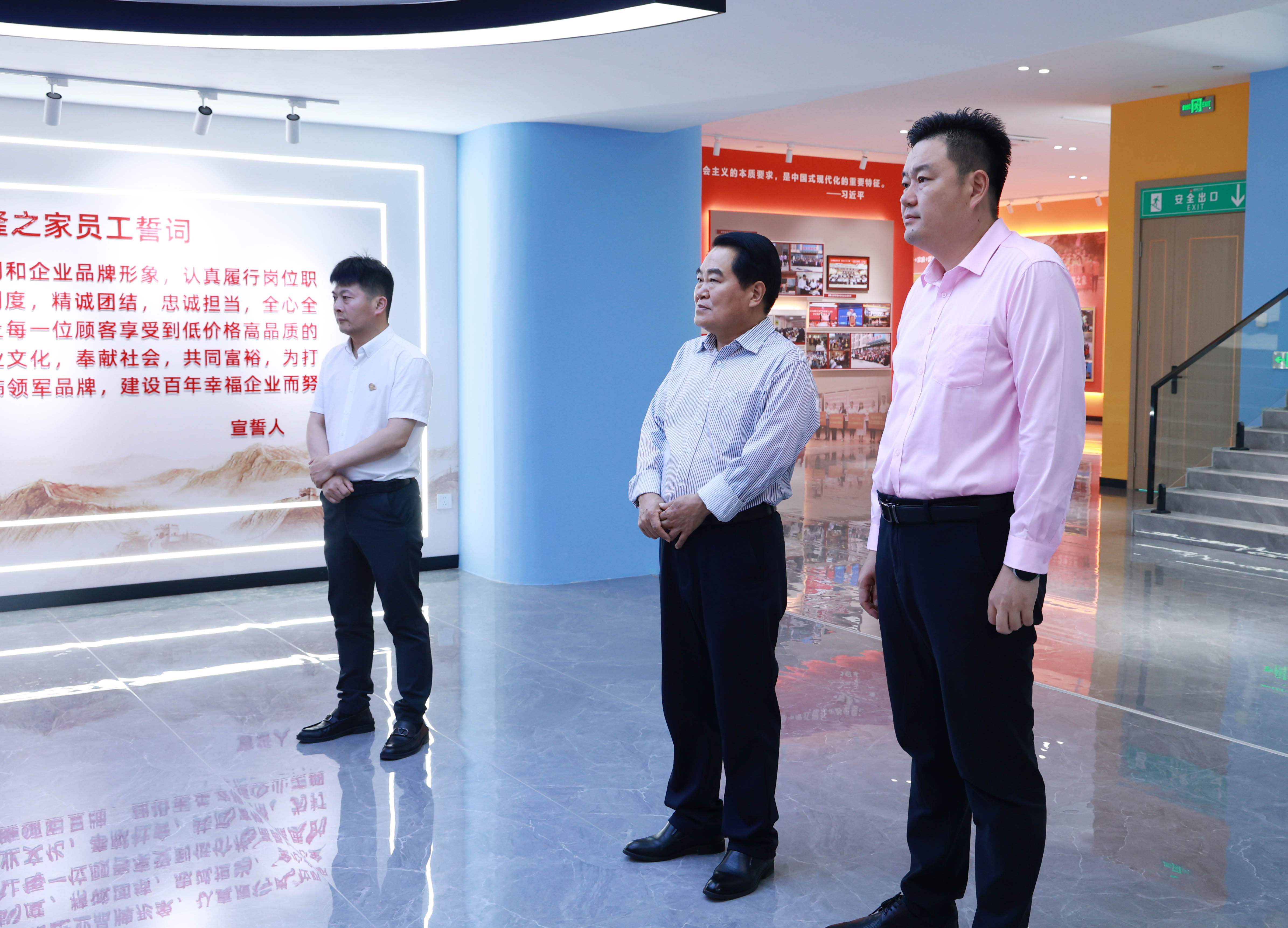 市关工委副主任、市志愿服务联合会会长刘仕江到盛隆之家调研