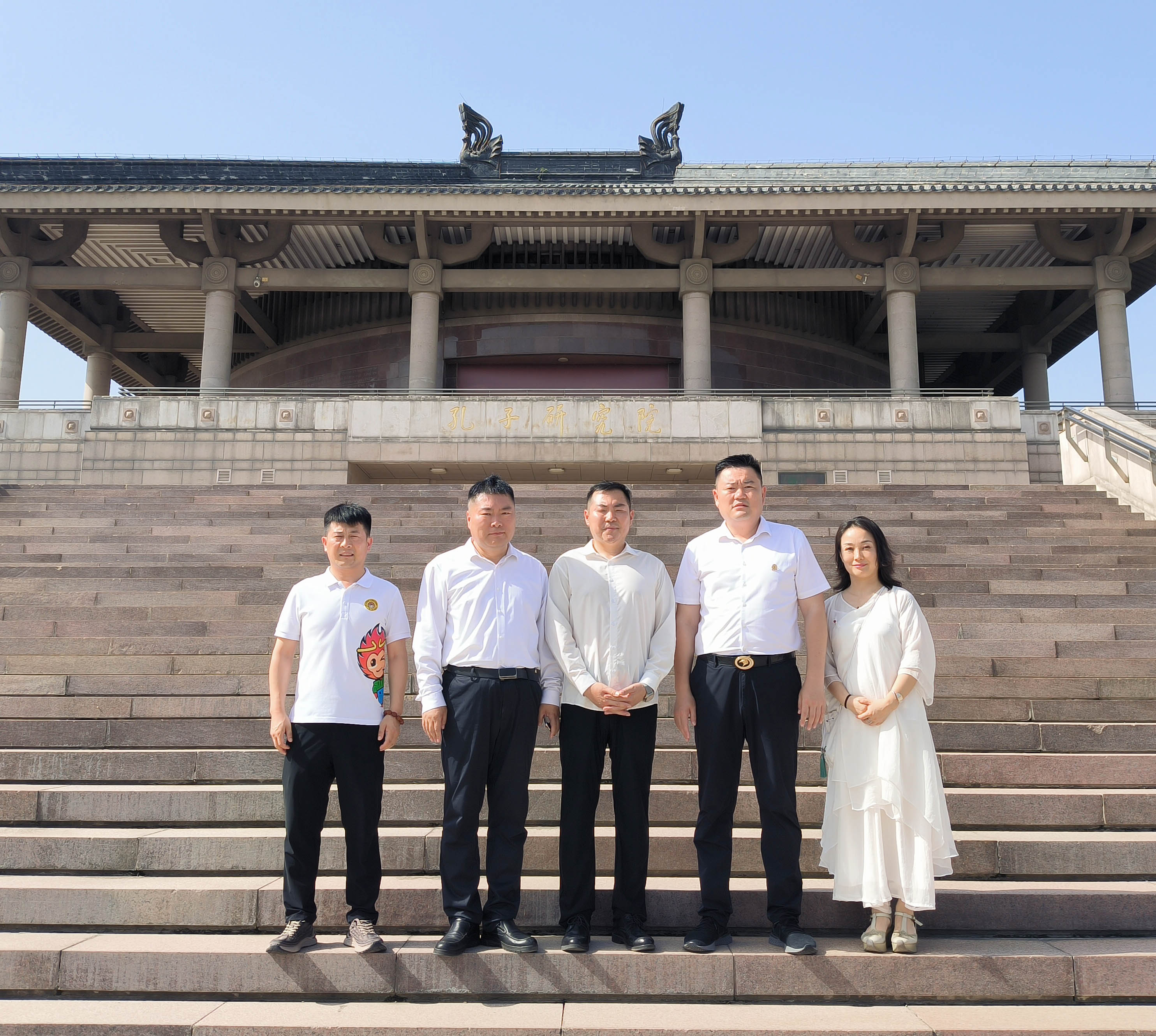 盛隆之家董事长盛鲁杰参加曲阜小雪店开业并考察尼山书院孔子文化学院
