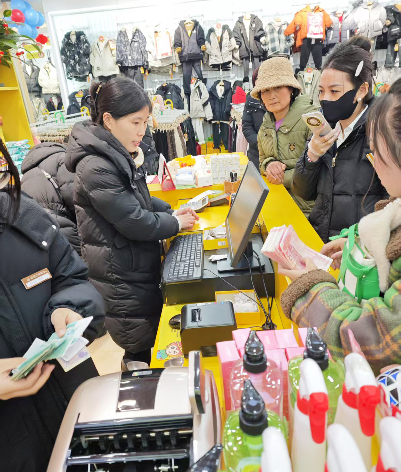 铺下身子·助力销售—盛隆之家总部各部门深入门店开展帮扶活动